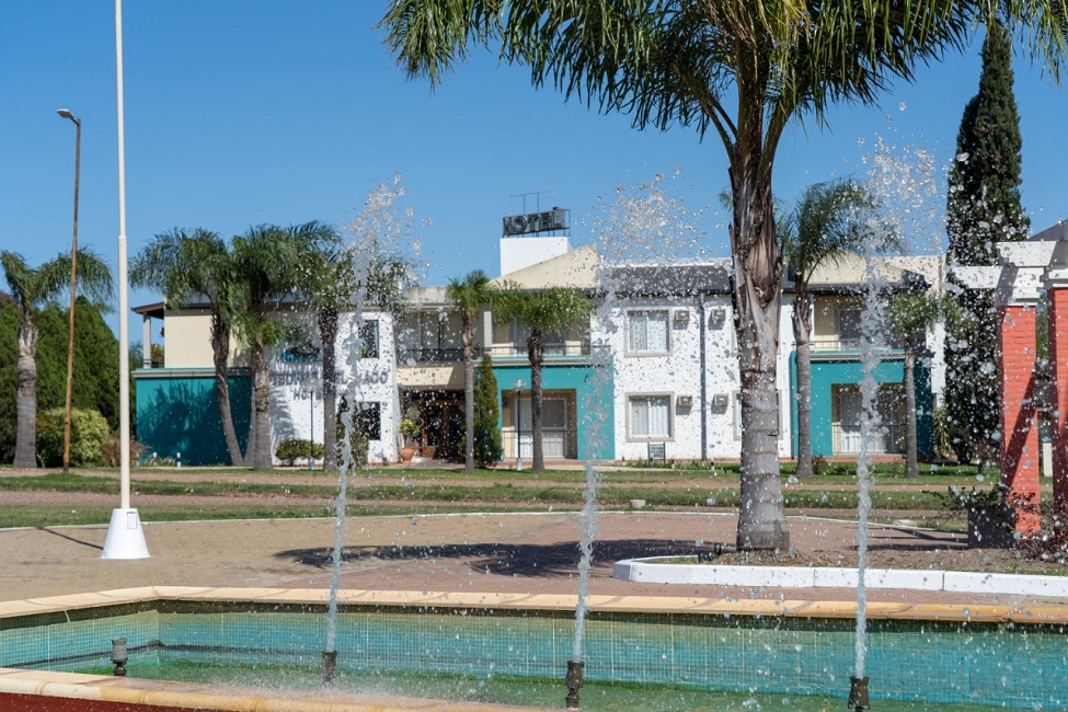 Frente del Hotel - Vista desde el Parque