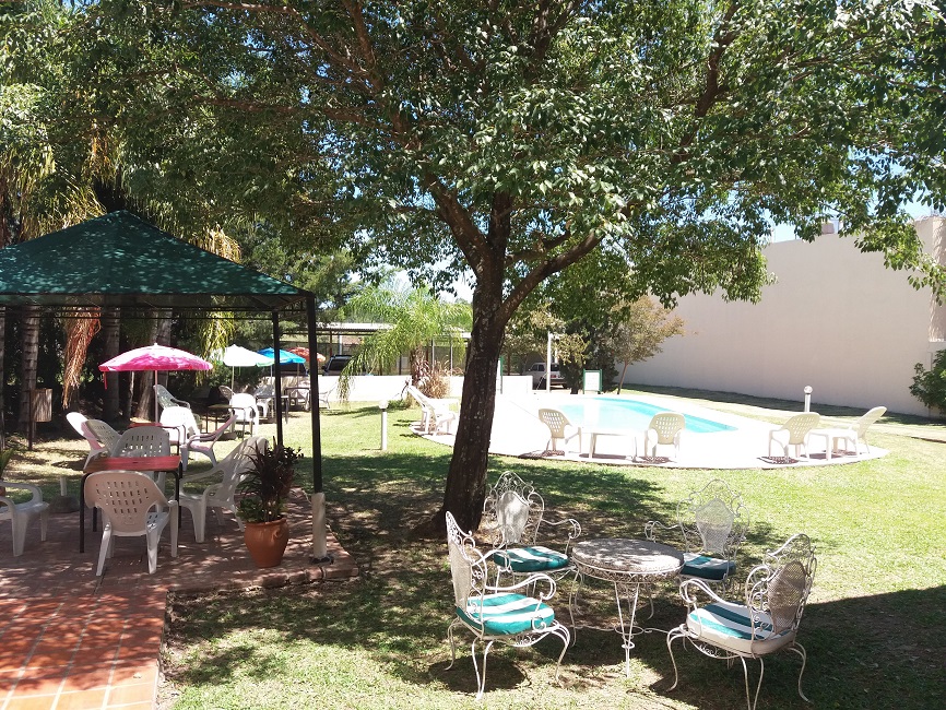 Parque Privado del Hotel con Descanso y Pileta